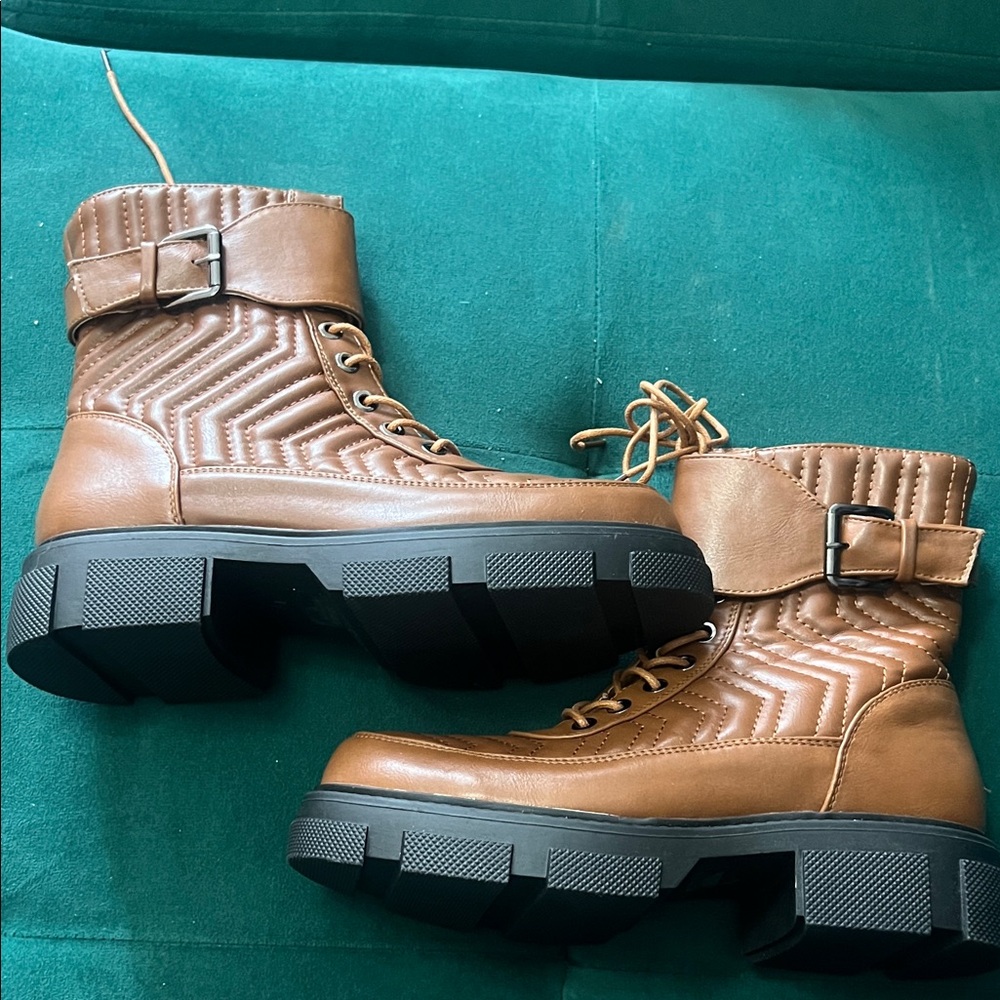 NWOT Women's Tan Quilted Lace-Up Combat Boots